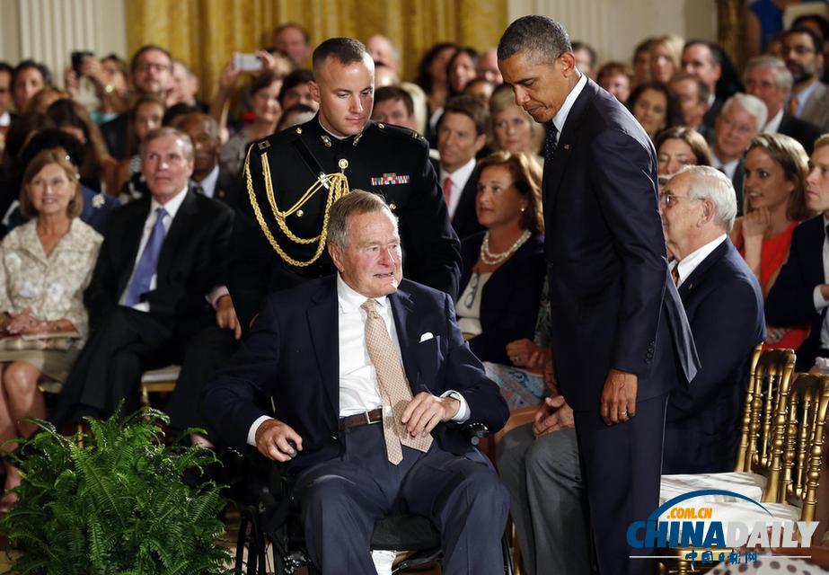 圖：奧巴馬頒獎表彰志愿者 創立人老布什坐輪椅出席