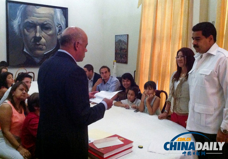 委內(nèi)瑞拉總統(tǒng)宣布完婚 新娘年長(zhǎng)近10歲（組圖）