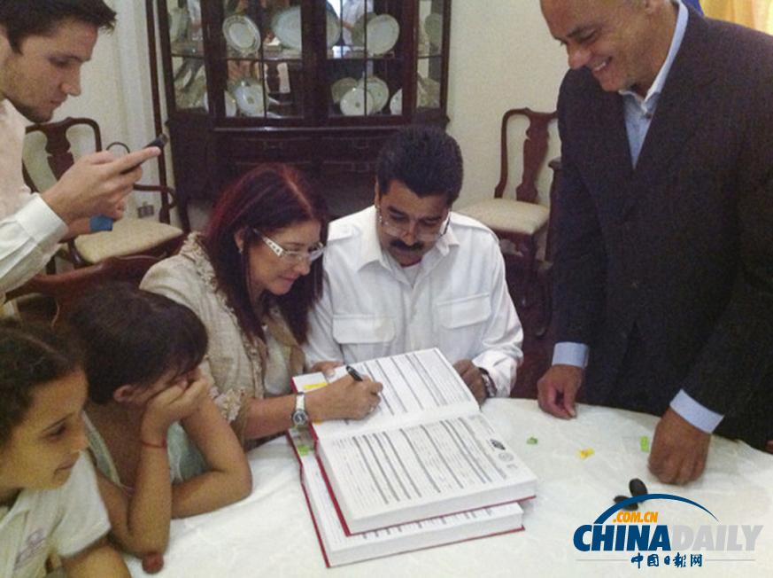 委內(nèi)瑞拉總統(tǒng)宣布完婚 新娘年長(zhǎng)近10歲（組圖）