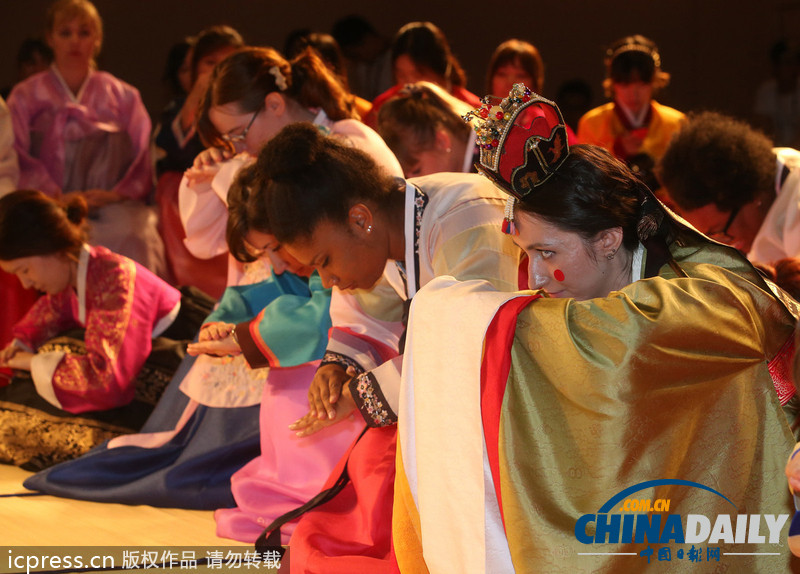 美翻了！韓國女子大學留學生穿韓服學行禮（高清組圖）