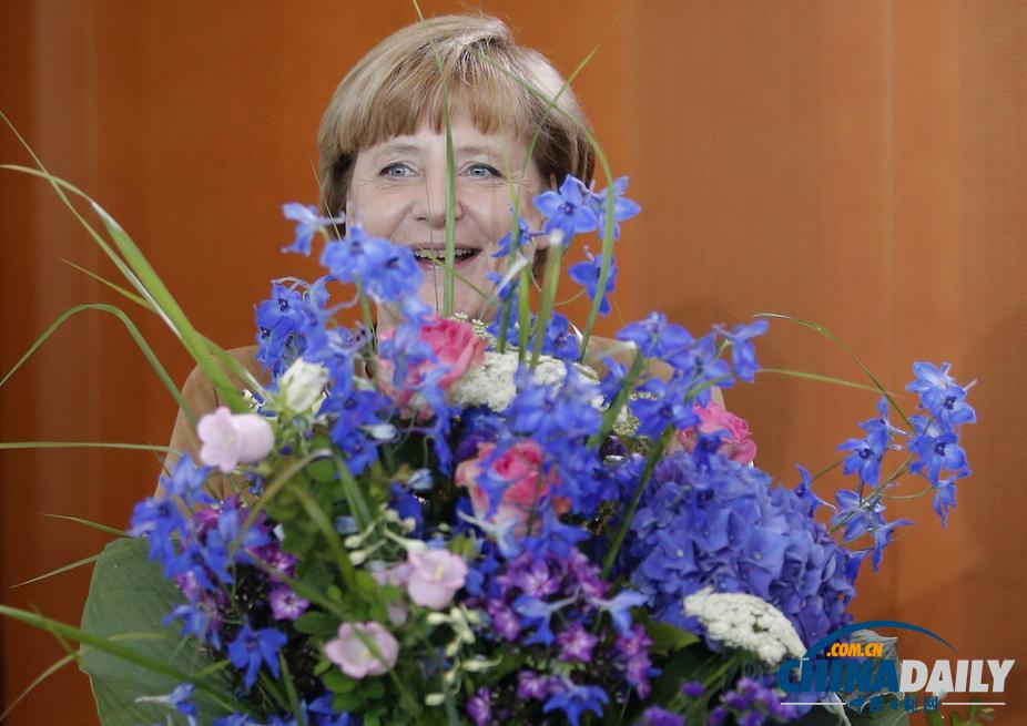 59歲默克爾內閣會前收生日鮮花 略顯嬌羞（組圖）