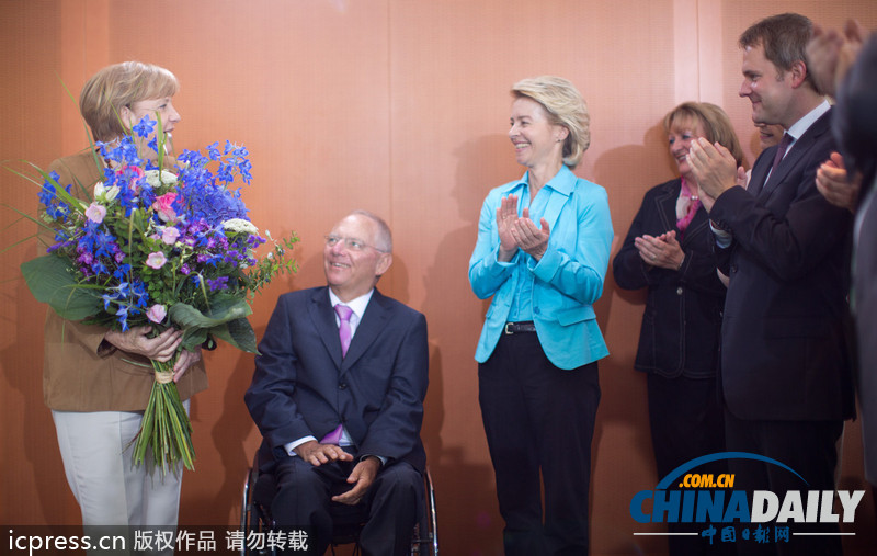 59歲默克爾內(nèi)閣會前收生日鮮花 略顯嬌羞（組圖）