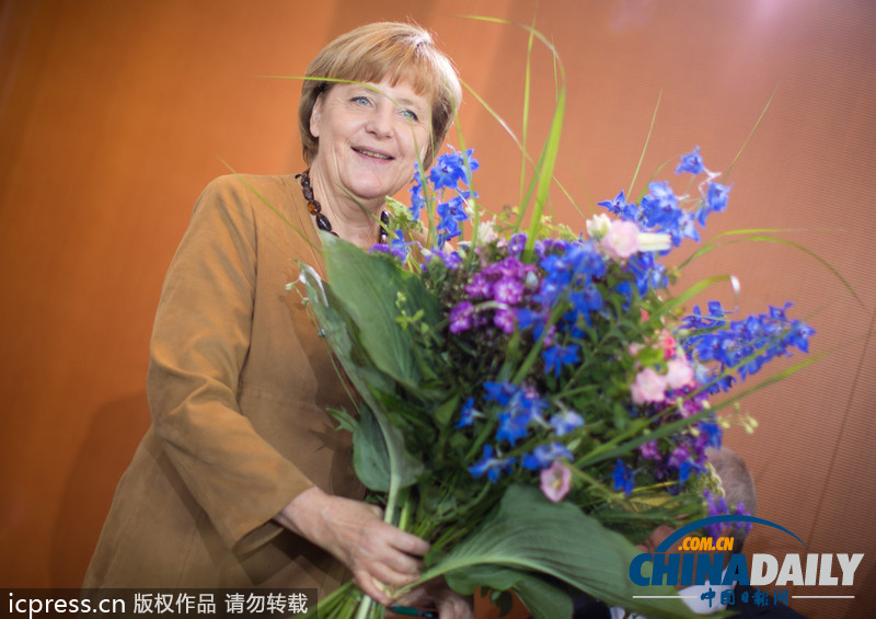 59歲默克爾內(nèi)閣會前收生日鮮花 略顯嬌羞（組圖）