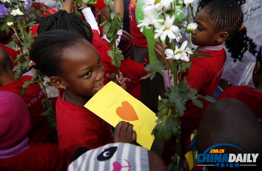 組圖:曼德拉迎來95歲生日 南非民眾以各種形式祝賀