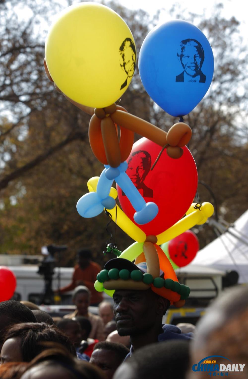 組圖:曼德拉迎來95歲生日 南非民眾以各種形式祝賀