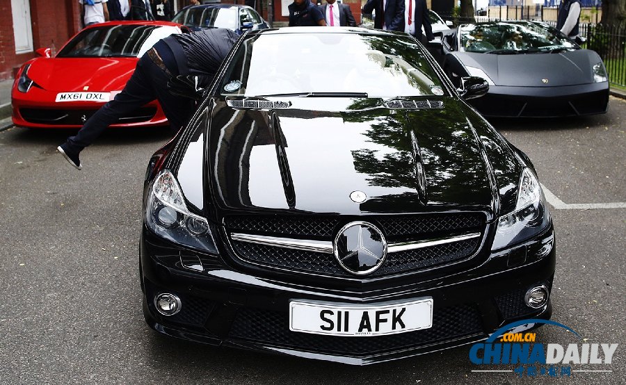 倫敦中學(xué)畢業(yè)生興起奢侈風(fēng) 租用超級跑車助興畢業(yè)慶典