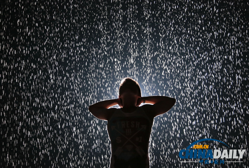 “雨”中玩樂卻不濕身 美國人高溫中體驗神奇“雨屋”
