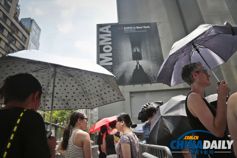 “雨”中玩樂(lè)卻不濕身 美國(guó)人高溫中體驗(yàn)神奇“雨屋”