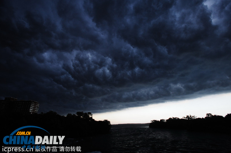 尼亞加拉大瀑布出現詭異陰云 仿佛世界末日（組圖）