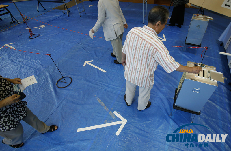 日參議院選舉開始投票 女子抱狗參加（高清組圖） 