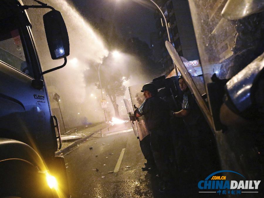 組圖：巴西民眾抗議羅馬教皇來訪 警方動用催淚彈發生沖突