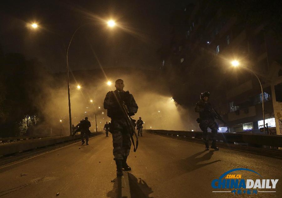 組圖：巴西民眾抗議羅馬教皇來訪 警方動用催淚彈發生沖突