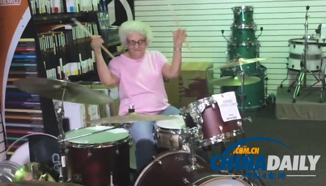 高齡“奶奶鼓手”震撼獨(dú)奏 搖滾范兒征服網(wǎng)友