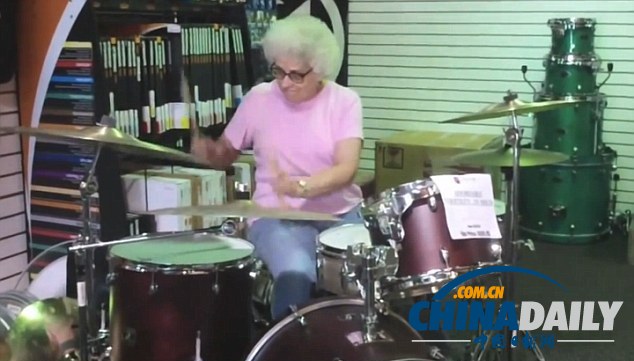 高齡“奶奶鼓手”震撼獨奏 搖滾范兒征服網友