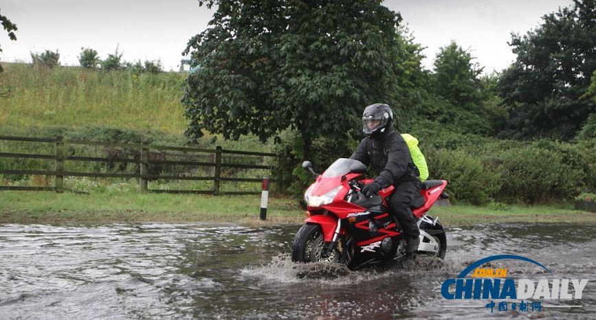 組圖：暴風(fēng)雨終結(jié)英國酷熱天氣 閃電驚心動魄房屋受損