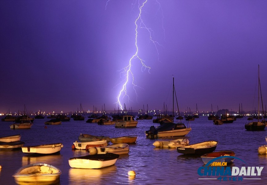 組圖：暴風雨終結英國酷熱天氣 閃電驚心動魄房屋受損