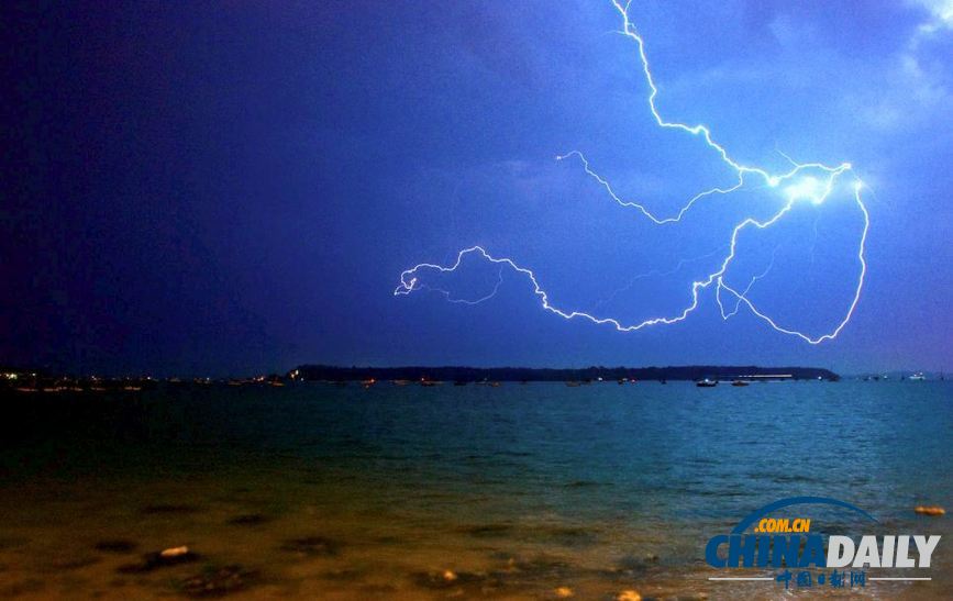 組圖：暴風雨終結英國酷熱天氣 閃電驚心動魄房屋受損