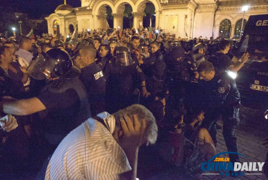保加利亞警察突破國會大樓外示威者封鎖 20人嚴(yán)重受傷