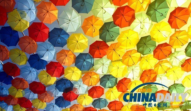 五彩雨傘漂浮半空中 葡萄牙小鎮用雨傘打造童話世界
