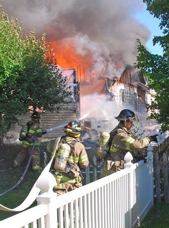 美國(guó)一小型飛機(jī)墜落引發(fā)火災(zāi) 燒毀日本夫婦住所