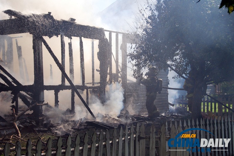 美印第安納州一架小型飛機(jī)墜入居民區(qū)爆炸起火