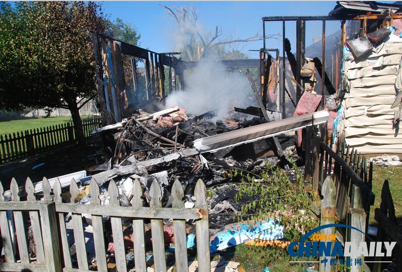 美印第安納州一架小型飛機(jī)墜入居民區(qū)爆炸起火