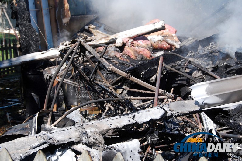 美印第安納州一架小型飛機墜入居民區爆炸起火