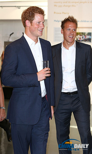 哈里王子稱他的責任是逗喬治小王子開心