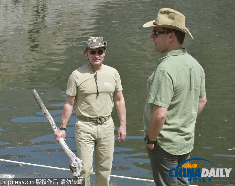 “梅普”相約去釣魚 普京光膀子秀身材小梅發(fā)福