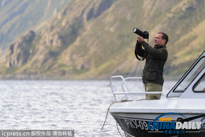 “梅普”相約去釣魚 普京光膀子秀身材小梅發(fā)福