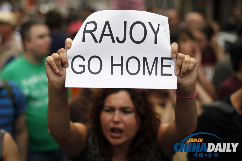西班牙首相深陷受賄丑聞 男子半裸身體抗議吁其辭職