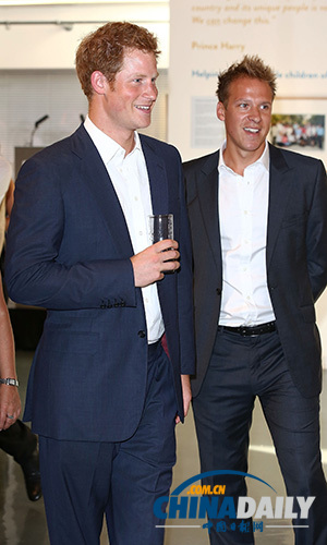 哈里王子稱他的責任是逗喬治小王子開心