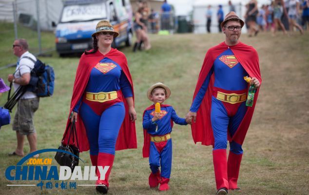 組圖：867人齊聚音樂節扮超人 打破世界紀錄