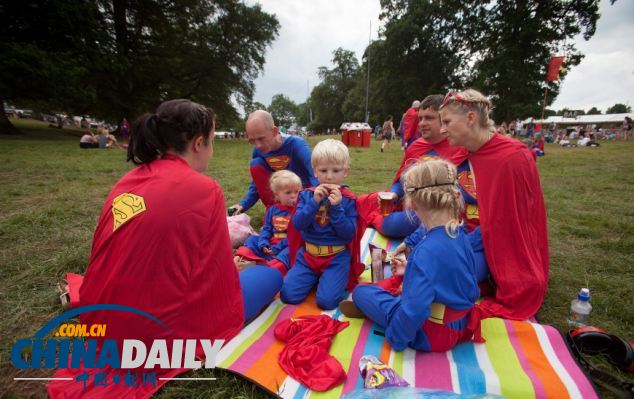 組圖：867人齊聚音樂節扮超人 打破世界紀錄