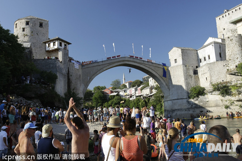 波斯尼亞舉辦年度傳統(tǒng)高臺跳水比賽 玩的就是心跳