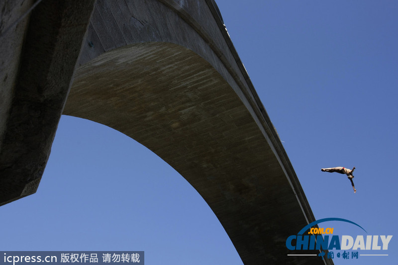 波斯尼亞舉辦年度傳統高臺跳水比賽 玩的就是心跳
