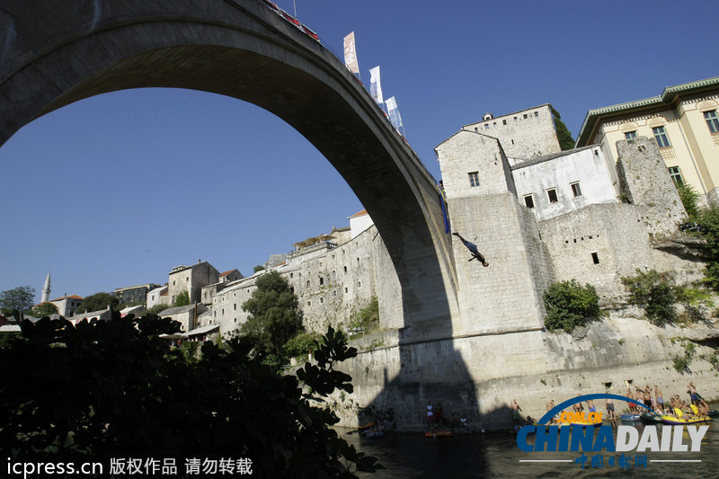 波斯尼亞舉辦年度傳統高臺跳水比賽 玩的就是心跳