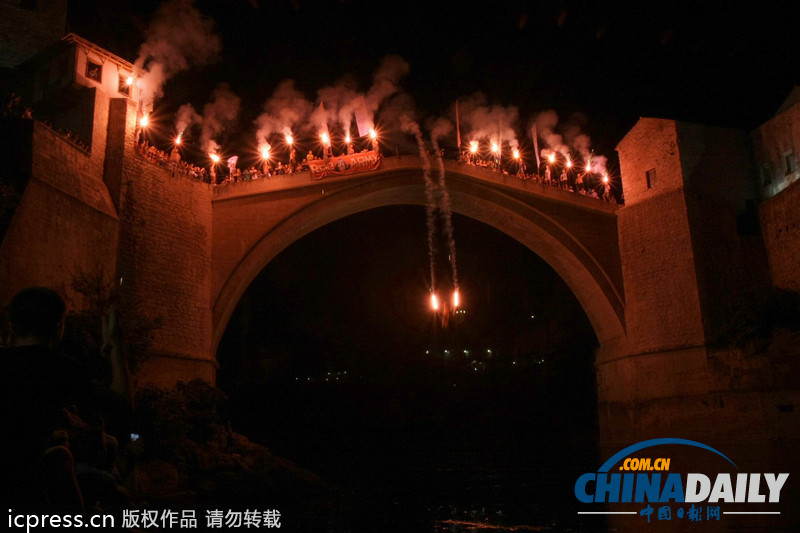 波斯尼亞舉辦年度傳統(tǒng)高臺(tái)跳水比賽 玩的就是心跳