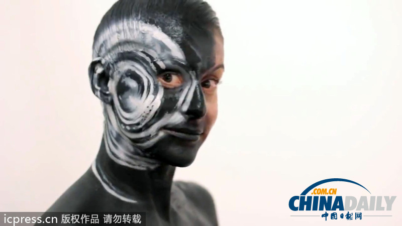 美藝術家創作逼真彩繪 美女模特組成“人肉”小轎車