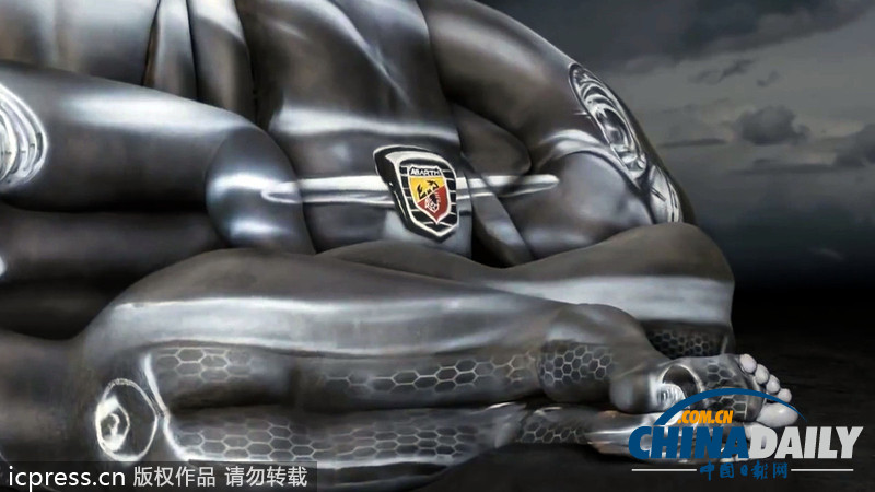 美藝術(shù)家創(chuàng)作逼真彩繪 美女模特組成“人肉”小轎車(chē)