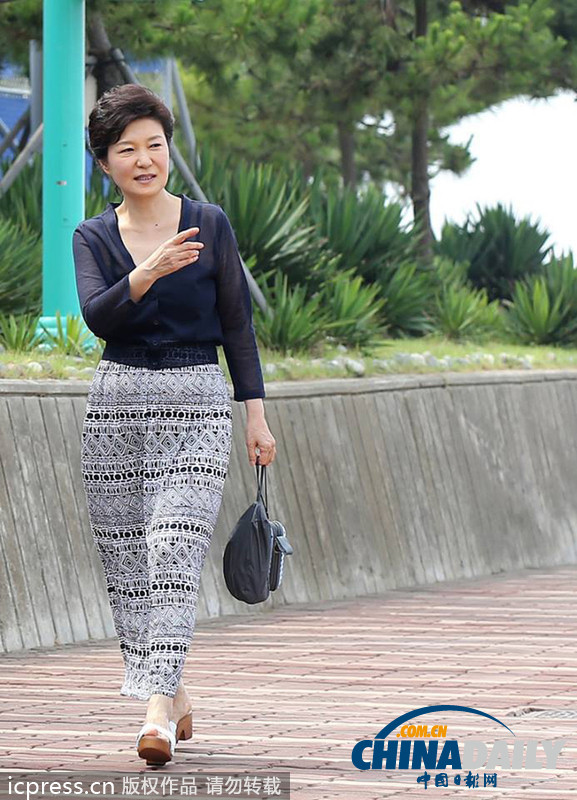 組圖：樸槿恵臉譜網上曬度假照 回憶與家人美好時光