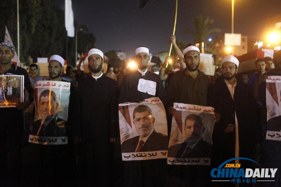 埃及穆?tīng)栁髦С终唛_(kāi)始大游行 歐盟外長(zhǎng)將見(jiàn)穆?tīng)栁? style=