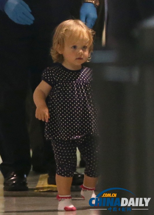 薩科齊攜妻女現(xiàn)身邁阿密機(jī)場(chǎng) 可愛(ài)小千金曝光（組圖）