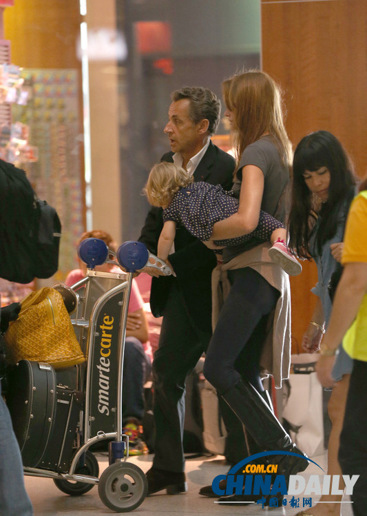 薩科齊攜妻女現身邁阿密機場 可愛小千金曝光（組圖）