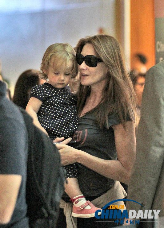 薩科齊攜妻女現身邁阿密機場 可愛小千金曝光（組圖）