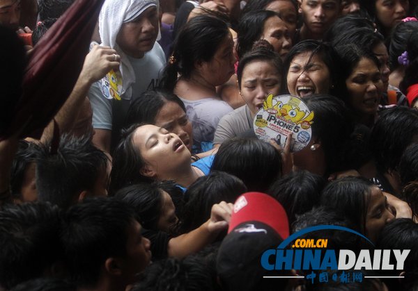 菲律賓選民登記即將截止 民眾冒雨“擠爆”選舉委員會（高清組圖）