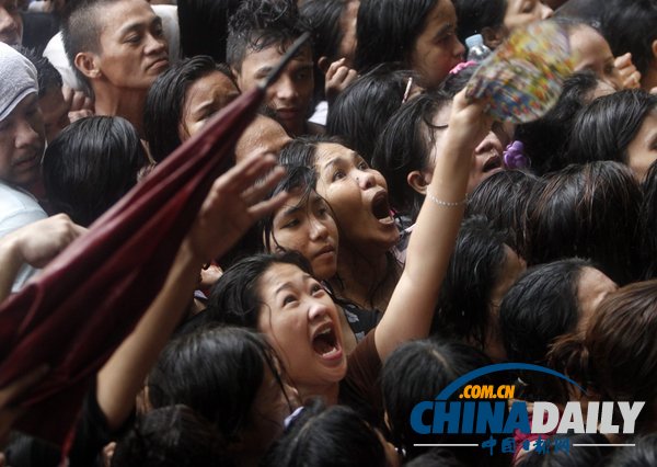 菲律賓選民登記即將截止 民眾冒雨“擠爆”選舉委員會（高清組圖）