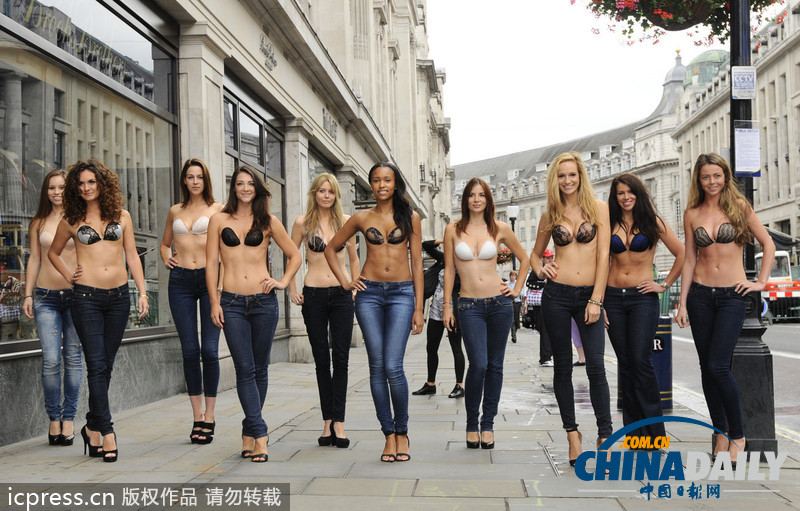 英國街頭性感女模上演火辣隱形文胸真人秀（組圖）