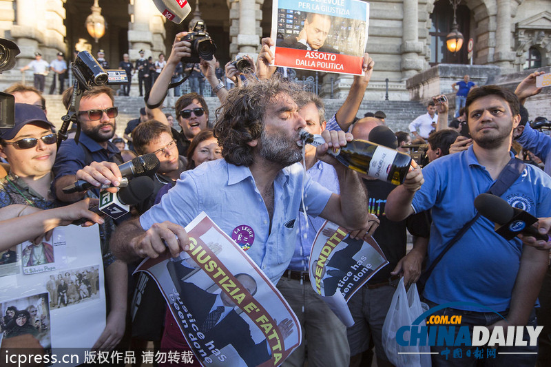 組圖：意大利人豪飲香檳慶祝貝盧斯科尼被判4年監禁