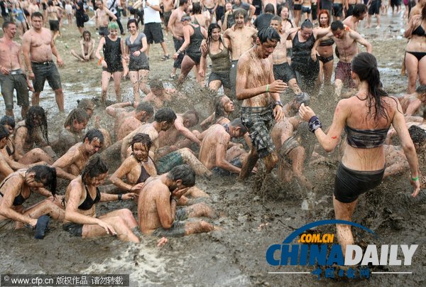伍德斯托克音樂節開幕 泥坑沐浴展青春激情（組圖）
